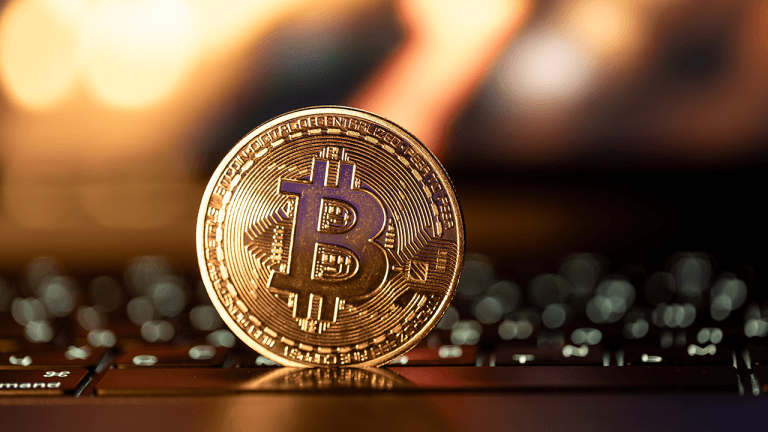 Bitcoin Price Watch: Mixed Signals Emerge Near Key 2K Barrier