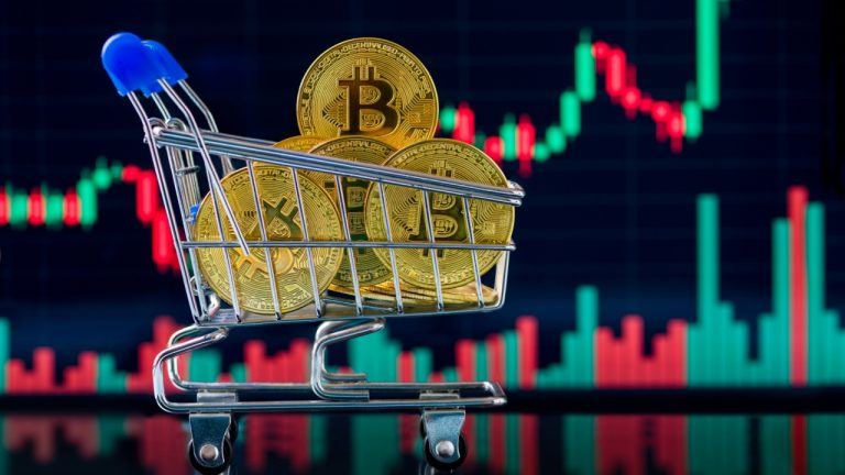 Rate Cut Bets Surge After ADP Miss as BTC Eyes 0,000 Breakout