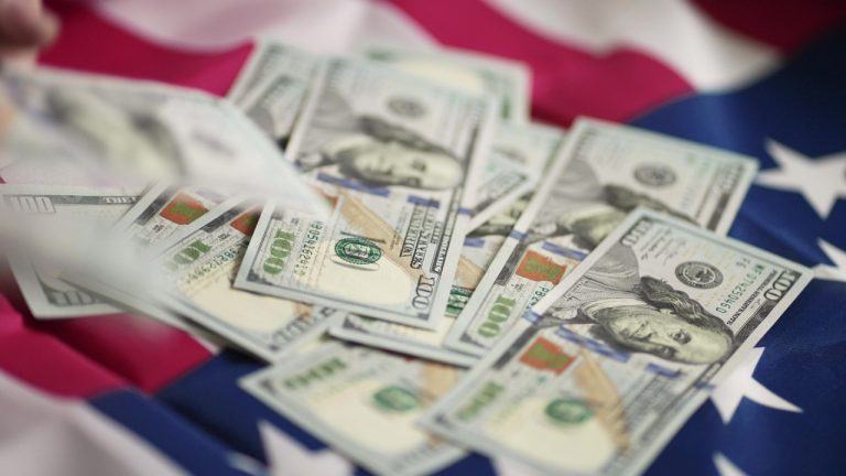 Putin’s Advisor: US Stablecoin Push Is Part of a  Trillion Debt-Ending Scheme